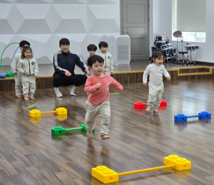 힘차게 움직이며 즐거운 체육시간을 보냈어요